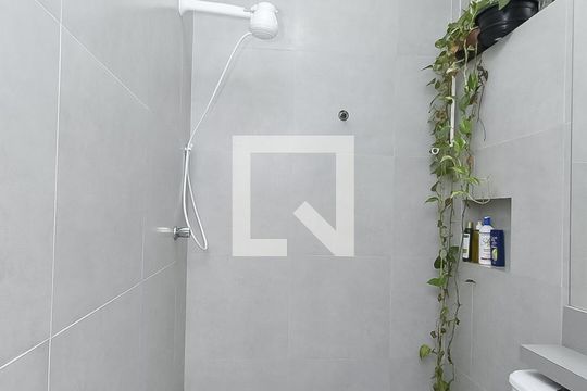 Banheiro de kitnet/studio para alugar com 1 quarto, 32m² em Centro, São Paulo