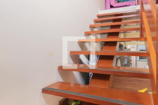 Escada Mezanino de casa à venda com 2 quartos, 125m² em Parque Jambeiro, Campinas