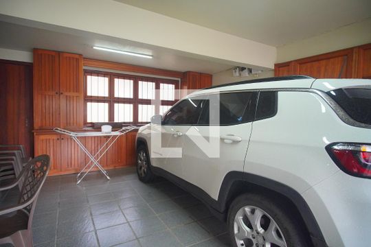 Garagem de casa à venda com 3 quartos, 246m² em Ouro Branco, Novo Hamburgo