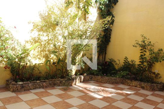 Quintal de casa à venda com 4 quartos, 300m² em Vila Ré, São Paulo