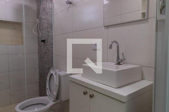 Banheiro de kitnet/studio para alugar com 8 quartos, 220m² em Jardim Maria Duarte, São Paulo
