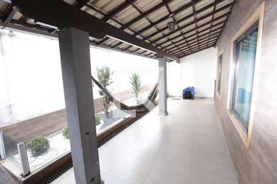 Fachada de casa à venda com 3 quartos, 330m² em Monte Castelo, Contagem