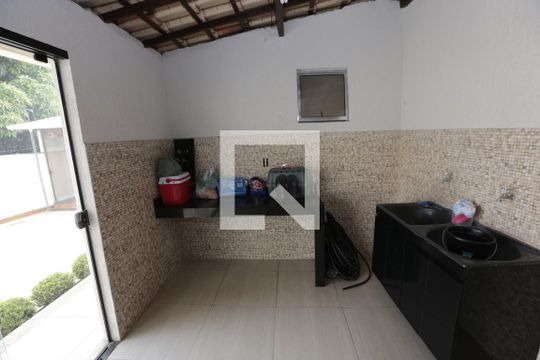 Casa à venda com 3 quartos, 330m² em Monte Castelo, Contagem
