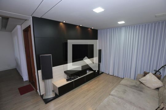 Sala de casa à venda com 3 quartos, 330m² em Monte Castelo, Contagem