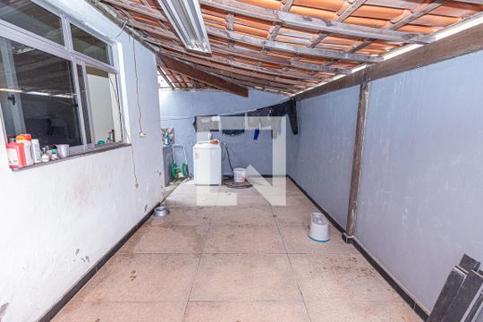 Área de serviço de casa à venda com 3 quartos, 230m² em Heliópolis, Belo Horizonte