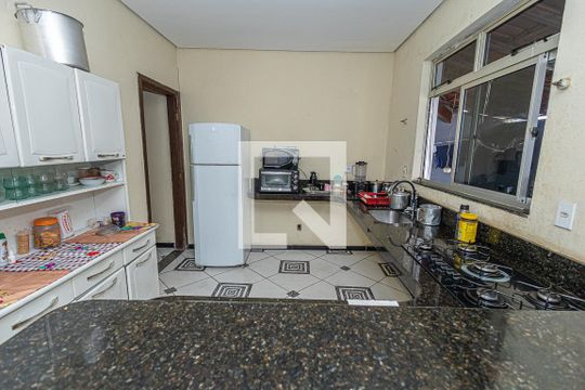 Cozinha de casa à venda com 3 quartos, 230m² em Heliópolis, Belo Horizonte