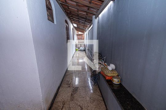 Quintal de casa à venda com 3 quartos, 230m² em Heliópolis, Belo Horizonte