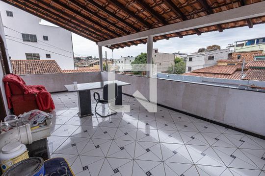 Varanda de casa à venda com 3 quartos, 230m² em Heliópolis, Belo Horizonte