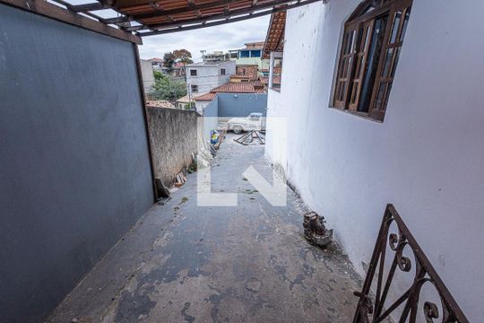 Quintal de casa à venda com 3 quartos, 230m² em Heliópolis, Belo Horizonte
