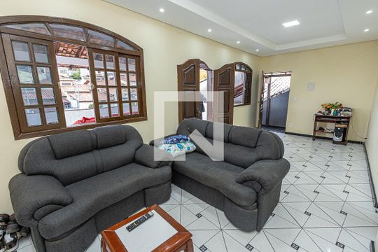 Casa à venda com 3 quartos, 230m² em Heliópolis, Belo Horizonte