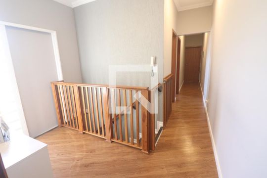 Escada de casa à venda com 3 quartos, 200m² em Vila Barbosa, São Paulo