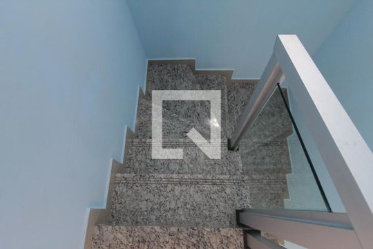 Escadas de casa para alugar com 3 quartos, 125m² em Etelvina Carneiro, Belo Horizonte