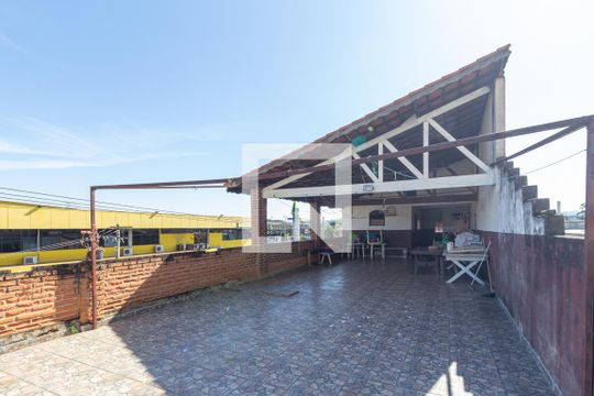 Quintal de casa à venda com 3 quartos, 120m² em São Pedro, Osasco