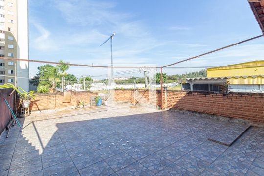 Quintal de casa à venda com 3 quartos, 120m² em São Pedro, Osasco