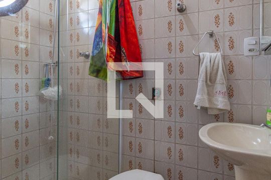 Banheiro da suíte 2 de casa à venda com 3 quartos, 120m² em São Pedro, Osasco