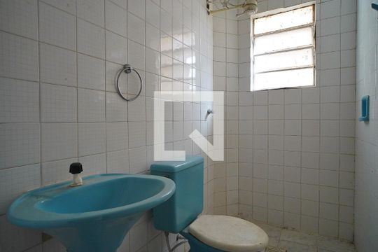 Banheiro de apartamento para alugar com 2 quartos, 70m² em Nonoai, Porto Alegre