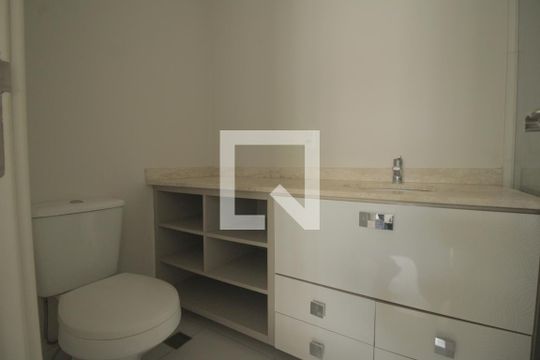 Banheiro da Suíte de apartamento à venda com 3 quartos, 90m² em Jardim Itu, Porto Alegre