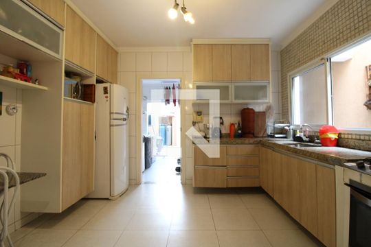 Cozinha - Armários de casa à venda com 3 quartos, 175m² em Vila Ipojuca, São Paulo