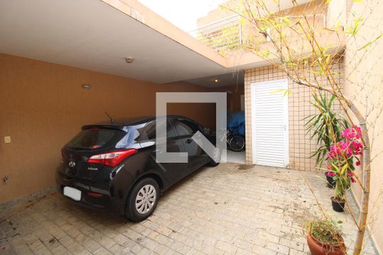 Garagem  de casa à venda com 3 quartos, 175m² em Vila Ipojuca, São Paulo