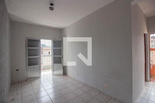 Casa para alugar com 3 quartos, 250m² em Vila Carmosina, São Paulo