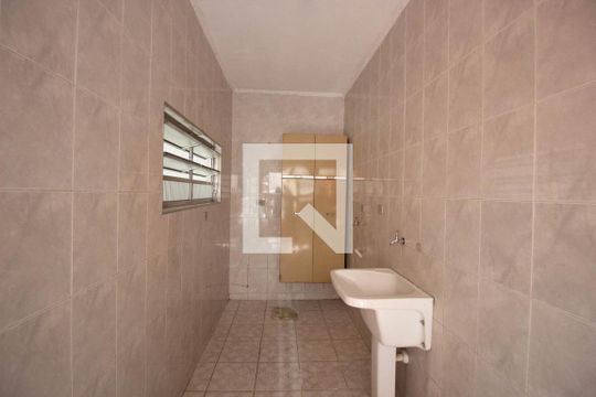 Área de Serviço de casa para alugar com 3 quartos, 250m² em Vila Carmosina, São Paulo