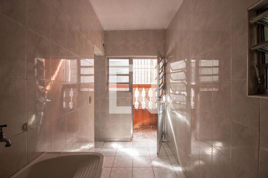 Área de Serviço de casa para alugar com 3 quartos, 250m² em Vila Carmosina, São Paulo
