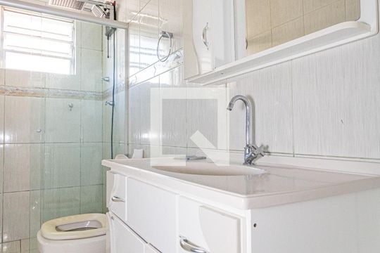 Banheiro de apartamento à venda com 1 quarto, 44m² em Vila Ipiranga, Porto Alegre