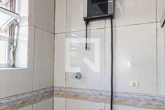 Banheiro de apartamento à venda com 1 quarto, 44m² em Vila Ipiranga, Porto Alegre