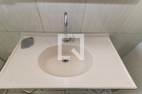 Banheiro de apartamento à venda com 1 quarto, 44m² em Vila Ipiranga, Porto Alegre