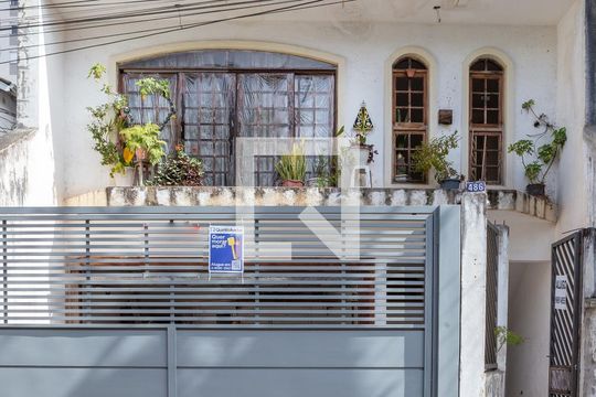 Fachada de casa para alugar com 1 quarto, 50m² em Vila Ipojuca, São Paulo