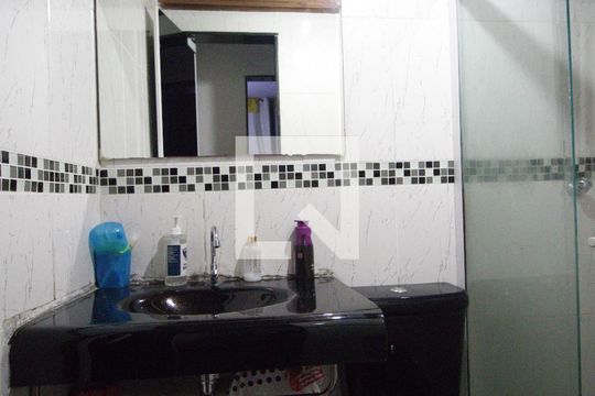 Banheiro de apartamento para alugar com 2 quartos, 55m² em Jardim Alcântara, São Gonçalo