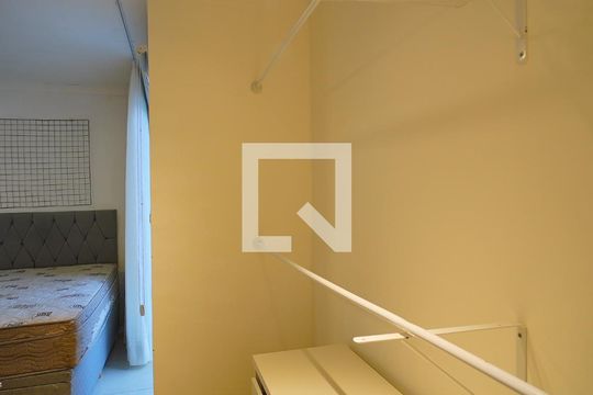 Closet de casa para alugar com 3 quartos, 170m² em São João do Rio Vermelho, Florianópolis