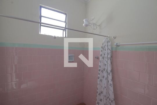 Banheiro de casa para alugar com 3 quartos, 100m² em Marechal Rondon, Canoas