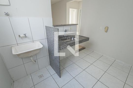 Cozinha de apartamento para alugar com 2 quartos, 47m² em Planalto, Belo Horizonte