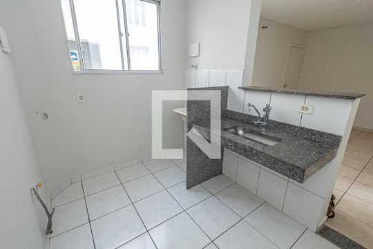 Cozinha de apartamento para alugar com 2 quartos, 47m² em Planalto, Belo Horizonte