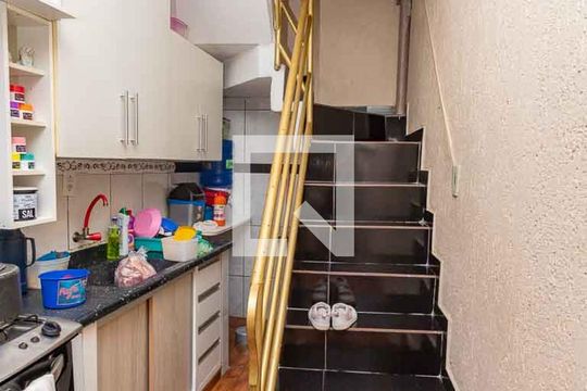 Escada  de casa à venda com 4 quartos, 65m² em Casa Grande, Diadema