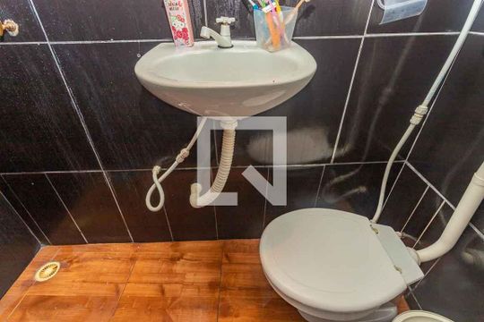 Banheiro  de casa à venda com 4 quartos, 65m² em Casa Grande, Diadema