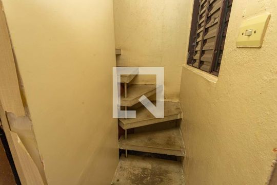 Escada  de casa à venda com 4 quartos, 65m² em Casa Grande, Diadema