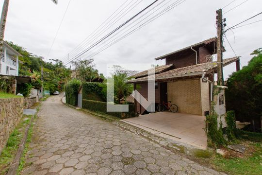 Vista da rua de casa para alugar com 3 quartos, 350m² em Córrego Grande, Florianópolis