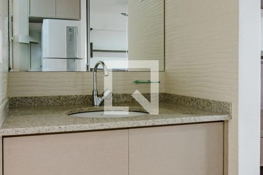 Banheiro de kitnet/studio para alugar com 1 quarto, 25m² em Vila Madalena, São Paulo
