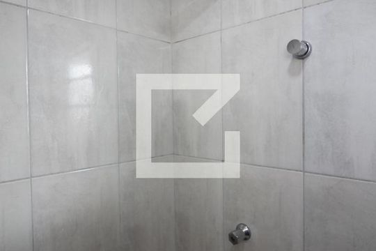 Banheiro de kitnet/studio para alugar com 1 quarto, 35m² em Vila Canero, São Paulo