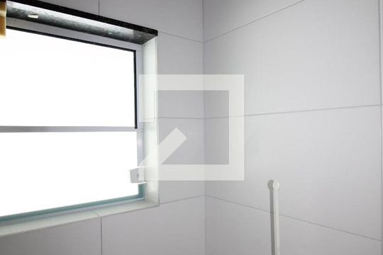 Banheiro de kitnet/studio para alugar com 1 quarto, 15m² em Vila Canero, São Paulo