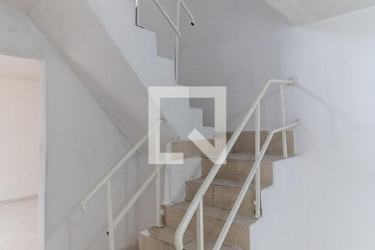 Escada de casa para alugar com 2 quartos, 86m² em Jardim Vergueiro, São Paulo