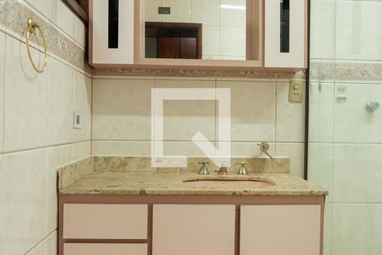 Banheiro da Suíte de casa à venda com 3 quartos, 353m² em Vila Humaita, Santo André