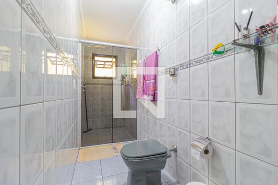 Banheiro da suíte 2 de casa à venda com 2 quartos, 140m² em Veloso, Osasco