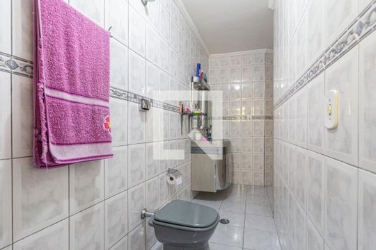 Banheiro da suíte 2 de casa à venda com 2 quartos, 140m² em Veloso, Osasco