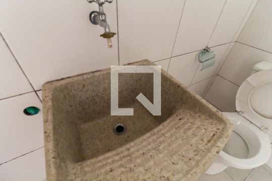 Banheiro de kitnet/studio para alugar com 1 quarto, 30m² em Vila Canero, São Paulo