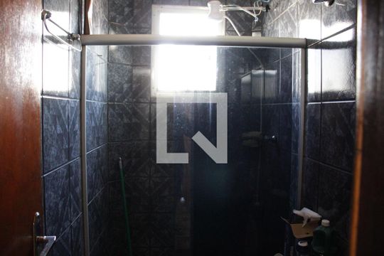 Banheiro de apartamento para alugar com 2 quartos, 56m² em Gravatas, Uberlândia