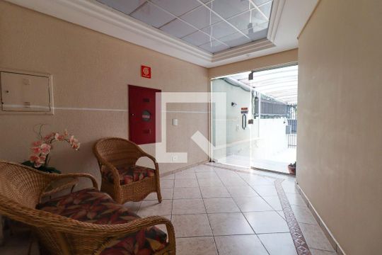 Hall de entrada de apartamento para alugar com 1 quarto, 25m² em Cristo Rei, Curitiba