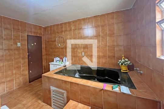 Banheiro da Suíte de casa à venda com 3 quartos, 330m² em Partenon, Porto Alegre